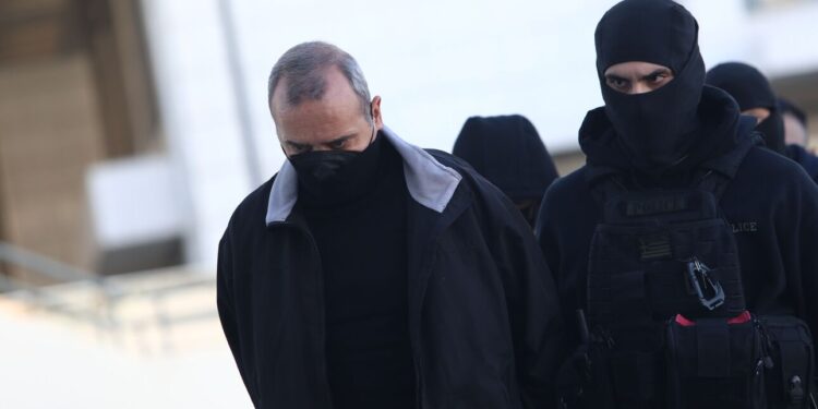 Κολωνός: Ένταση κατά τη μεταγωγή των κατηγορουμένων – Η μητέρα επιχείρησε να λιντσάρει τον Ηλία Μίχο