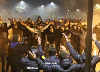 Παναιτωλικός: Αποθέωση έξω από το γήπεδο μετά την ιστορική πρόκριση-«Αγρινιάρα φέρε μας το Κύπελλο»