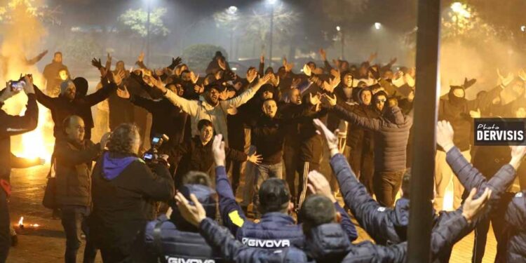 Παναιτωλικός: Αποθέωση έξω από το γήπεδο μετά την ιστορική πρόκριση-«Αγρινιάρα φέρε μας το Κύπελλο»