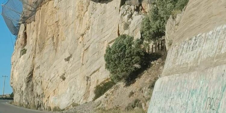 Ατυχήματα από τις πτώσεις βράχων στην Παλιοβούνα-Άμεση η παρέμβαση της Περιφέρειας!