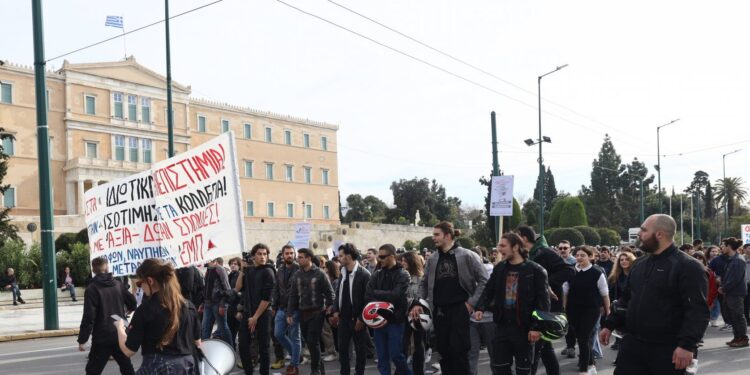 ΔΟΕ: Τρίωρες στάσεις εργασίας την Πέμπτη ανακοίνωσαν οι εκπαιδευτικοί