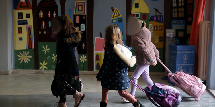 Σχολεία: Ως τη Δευτέρα η εγκύκλιος από το υπουργείο Παιδείας – Τι θα ισχύσει με τις απουσίες των μαθητών