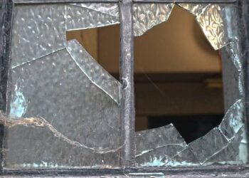 Αγρίνιο: Νεαροί έριξαν πέτρες σε αίθουσα Γυμνασίου