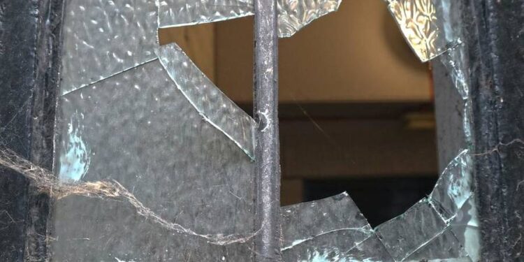 Αγρίνιο: Νεαροί έριξαν πέτρες σε αίθουσα Γυμνασίου