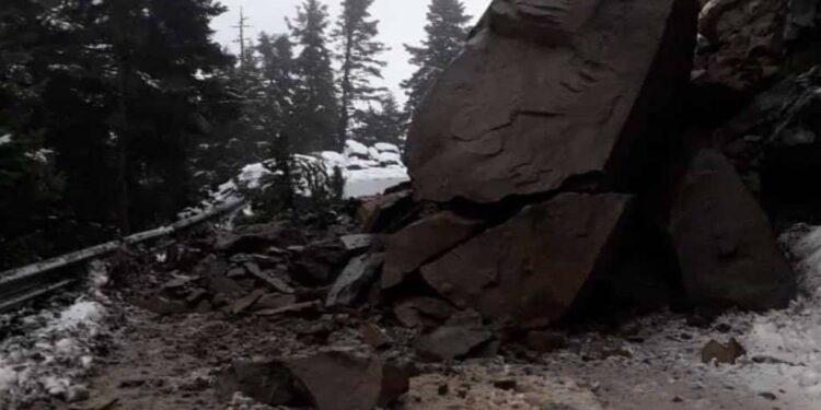 Αγρίνιο-Καρπενήσι: Αποκόλληση βράχων-Κλειστός ο δρόμος στα ”Αραποκέφαλα”