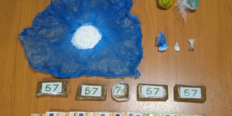 Μεγάλες ποσότητες χασίς και κοκαϊνης βρήκε η Ασφάλεια Αγρινίου/Στον εισαγγελέα ο συλληφθείς