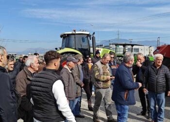 Αγρίνιο: Mπλόκο αγροτών και κτηνοτρόφων στην Εθνική Οδό (ΒΙΝΤΕΟ-ΦΩΤΟ)