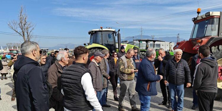 Αγρίνιο: Mπλόκο αγροτών και κτηνοτρόφων στην Εθνική Οδό (ΒΙΝΤΕΟ-ΦΩΤΟ)