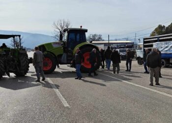 Αγρίνιο: Mπλόκο αγροτών και κτηνοτρόφων στην Εθνική Οδό (ΒΙΝΤΕΟ-ΦΩΤΟ)