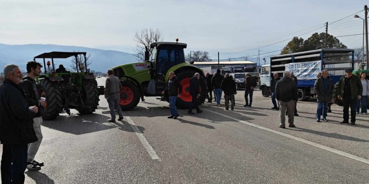 Αγρίνιο: Mπλόκο αγροτών και κτηνοτρόφων στην Εθνική Οδό (ΒΙΝΤΕΟ-ΦΩΤΟ)