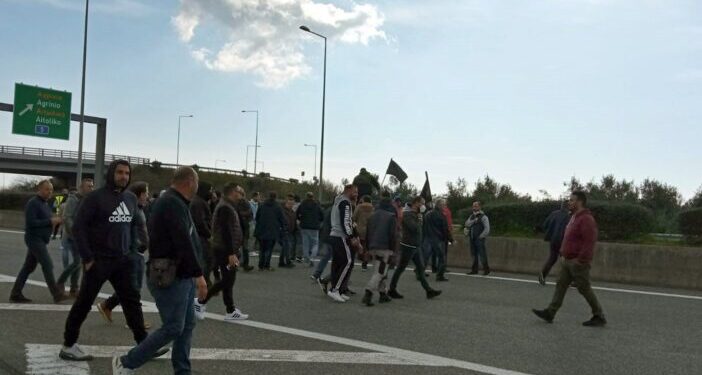 Μπλόκο Χαλικίου: Έκλεισαν την κυκλοφορία και σήμερα προς Ιόνια Οδό