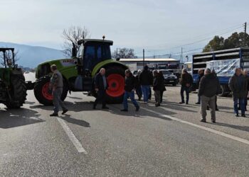 Αγρίνιο: Mπλόκο αγροτών και κτηνοτρόφων στην Εθνική Οδό (ΒΙΝΤΕΟ-ΦΩΤΟ)