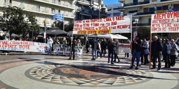 Απεργιακή συγκέντρωση στο Αγρίνιο(φώτο)