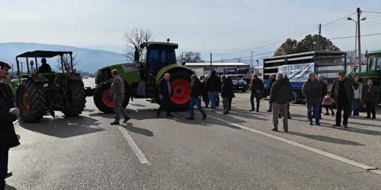 Αγρίνιο: Mπλόκο αγροτών και κτηνοτρόφων στην Εθνική Οδό (ΒΙΝΤΕΟ-ΦΩΤΟ)