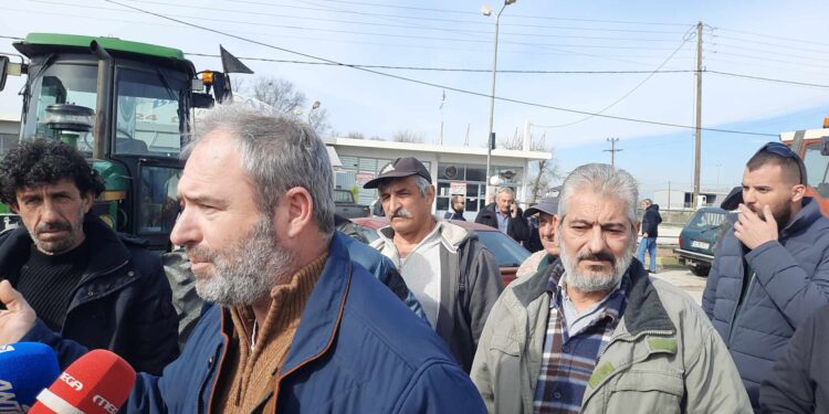 Αγρίνιο: Mπλόκο αγροτών και κτηνοτρόφων στην Εθνική Οδό (ΒΙΝΤΕΟ-ΦΩΤΟ)