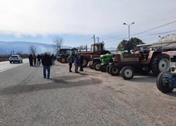 Αγρίνιο: Mπλόκο αγροτών και κτηνοτρόφων στην Εθνική Οδό (ΒΙΝΤΕΟ-ΦΩΤΟ)