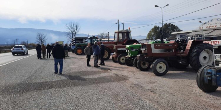 Αγρίνιο: Mπλόκο αγροτών και κτηνοτρόφων στην Εθνική Οδό (ΒΙΝΤΕΟ-ΦΩΤΟ)