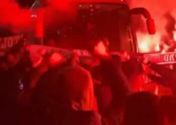  Η αποστολή του Ολυμπιακού έφθασε στο Αγρίνιο- «θερμή» υποδοχή από τον κόσμο