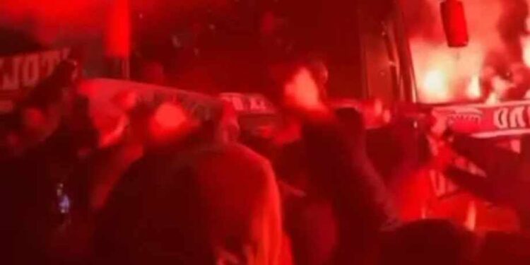  Η αποστολή του Ολυμπιακού έφθασε στο Αγρίνιο- «θερμή» υποδοχή από τον κόσμο