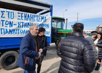 Αγρίνιο: Mπλόκο αγροτών και κτηνοτρόφων στην Εθνική Οδό (ΒΙΝΤΕΟ-ΦΩΤΟ)