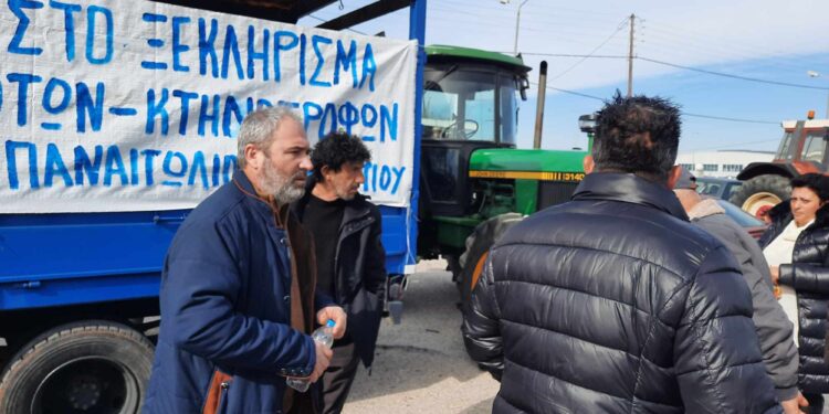 Αγρίνιο: Mπλόκο αγροτών και κτηνοτρόφων στην Εθνική Οδό (ΒΙΝΤΕΟ-ΦΩΤΟ)