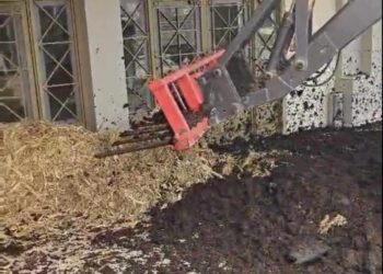 Μεσολόγγι: Οι αγρότες έριξαν κοπριά μπροστά από το κτίριο της Περιφέρειας (βίντεο-φωτο)