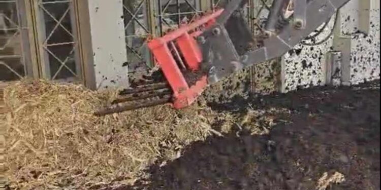 Μεσολόγγι: Οι αγρότες έριξαν κοπριά μπροστά από το κτίριο της Περιφέρειας (βίντεο-φωτο)