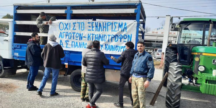 Αγρίνιο: Mπλόκο αγροτών και κτηνοτρόφων στην Εθνική Οδό (ΒΙΝΤΕΟ-ΦΩΤΟ)