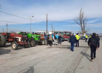 Αγρίνιο: Mπλόκο αγροτών και κτηνοτρόφων στην Εθνική Οδό (ΒΙΝΤΕΟ-ΦΩΤΟ)