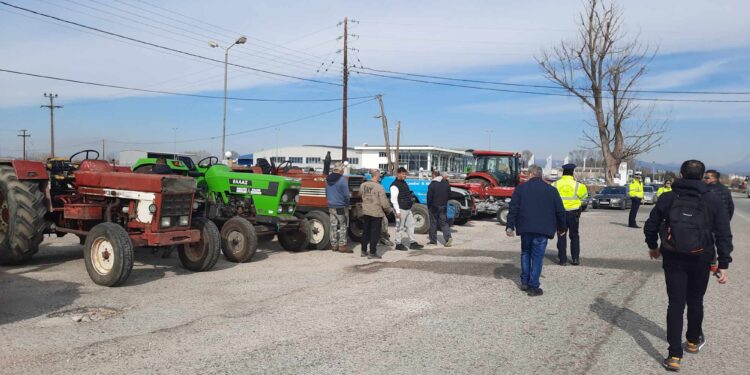Αγρίνιο: Mπλόκο αγροτών και κτηνοτρόφων στην Εθνική Οδό (ΒΙΝΤΕΟ-ΦΩΤΟ)