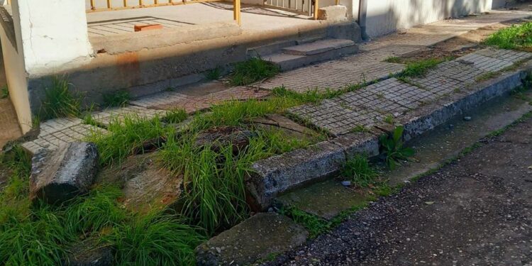 Αγρίνιο:Απροσπέλαστo πεζοδρόμιo στην Οδό Δεσποτάτου