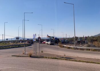 Οι αγρότες προχώρησαν σε αποκλεισμό της Ιονιας, στο ύψος του Κεφαλόβρυσου-Από την παλαιά Ε.Ο η κίνηση(φωτο)