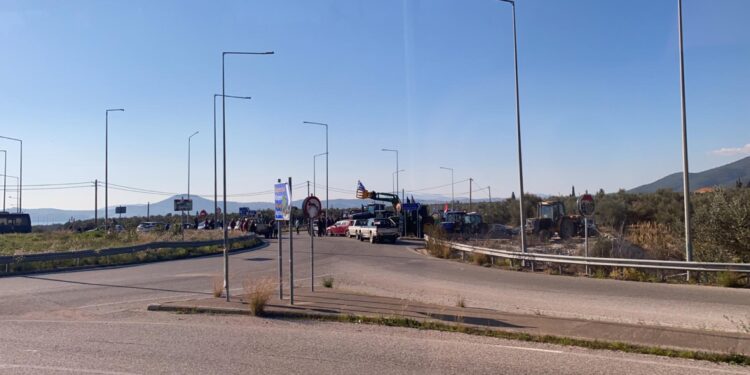 Οι αγρότες προχώρησαν σε αποκλεισμό της Ιονιας, στο ύψος του Κεφαλόβρυσου-Από την παλαιά Ε.Ο η κίνηση(φωτο)