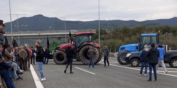 Αιτωλ/νία:Οι αγρότες έκλεισαν την Ιόνια Οδό, συγκέντρωση στο Μεσολόγγι τη Δευτέρα (βιντεο-φωτο)