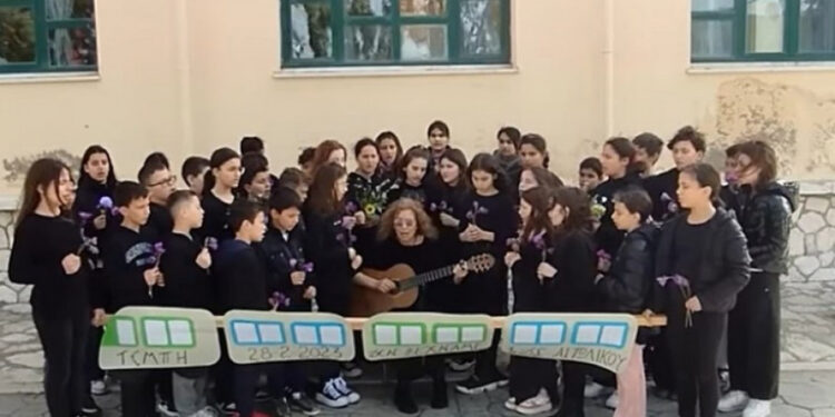 Συγκλονίζει το τραγούδι  των μαθητών του 1ου Δημοτικού Αιτωλικού για τα θύματα των Τεμπών
