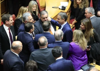 Ψηφοφορία για ομόφυλα ζευγάρια: Ψήφισαν 254, απείχαν 46, υπέρ 176, κατά 76, παρών 2