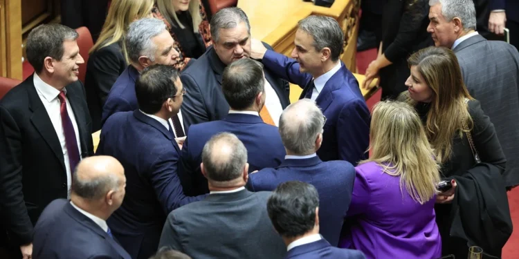 Ψηφοφορία για ομόφυλα ζευγάρια: Ψήφισαν 254, απείχαν 46, υπέρ 176, κατά 76, παρών 2