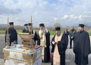 Τρισάγιο στα Τέμπη τέλεσε ο Αρχιεπίσκοπος Ιερώνυμος – Συγκίνηση στον τόπο της σιδηροδρομικής τραγωδίας