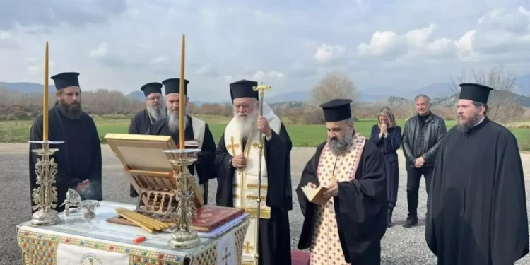 Τρισάγιο στα Τέμπη τέλεσε ο Αρχιεπίσκοπος Ιερώνυμος – Συγκίνηση στον τόπο της σιδηροδρομικής τραγωδίας