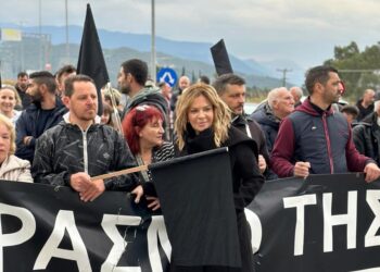 Παράσταση διαμαρτυρίας στον κόμβο Μαλαμάτων για τη γέφυρα του Μόρνου