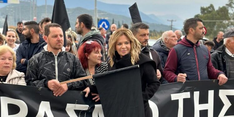 Παράσταση διαμαρτυρίας στον κόμβο Μαλαμάτων για τη γέφυρα του Μόρνου