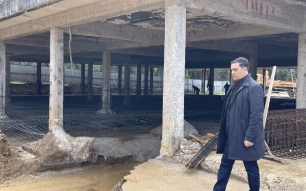 Σε εξέλιξη οι εργασίες για την αποκατάσταση του Δημοτικού Περιπτέρου στο Πάρκο Αγρινίου