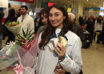 Θερμή υποδοχή επιφύλαξαν στην παγκόσμια πρωταθλήτρια Ευαγγελία Πλατανιώτη κατά την άφιξή της από τη Ντόχα