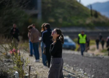Τέμπη: Πλήθος φοιτητών στον τόπο της τραγωδίας – «Δε θα σας ξεχάσουμε»
