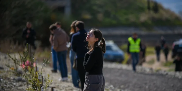 Τέμπη: Πλήθος φοιτητών στον τόπο της τραγωδίας – «Δε θα σας ξεχάσουμε»