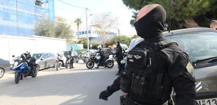 Αυτοκτόνησε τελικά ο δράστης της επίθεσης στη ναυτιλιακή εταιρία του Σπύρου Καρνέση στη Γλυφάδα, η οποία είχε ως αποτέλεσμα τον θάνατο 4 ατόμων