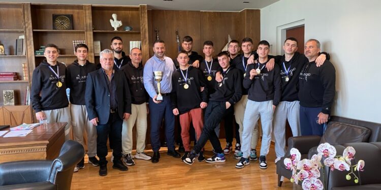 Συνάντηση Θανάση Μαυρομμάτη με τους έφηβους πρωταθλητές του Λέοντα