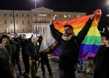 Πανηγυρισμοί στο Σύνταγμα για το νομοσχέδιο