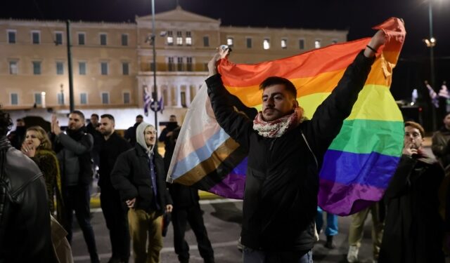 Πανηγυρισμοί στο Σύνταγμα για το νομοσχέδιο