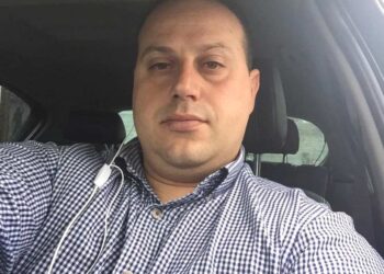 “Kατακριτέα” λέει ο πρόεδρος των νέων αγροτών για την κοπριά στο κτίριο της Περιφέρειας στο Μεσολόγγι